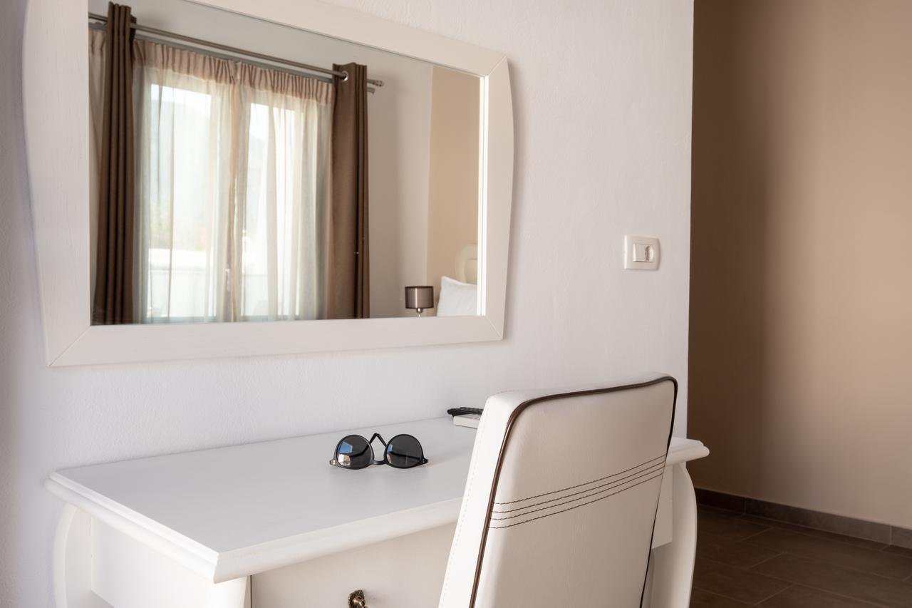 Tristhenia Aparthotel Períssa Eksteriør bilde